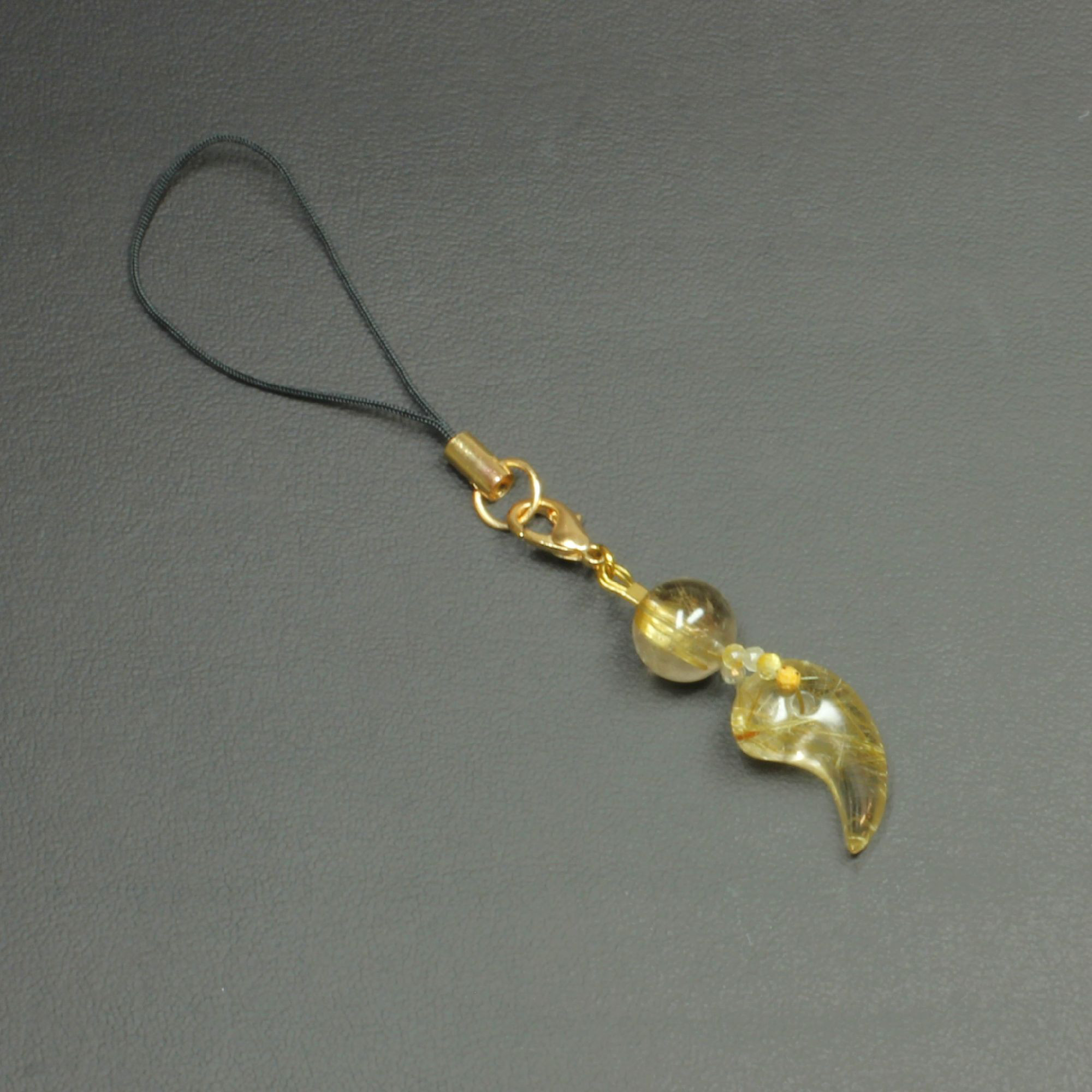 【スモークカラーがカッコいい】一点物 タイチンルチル ルチルクォーツ勾玉 お守りチャーム ストラップ付 OMR2 送別会