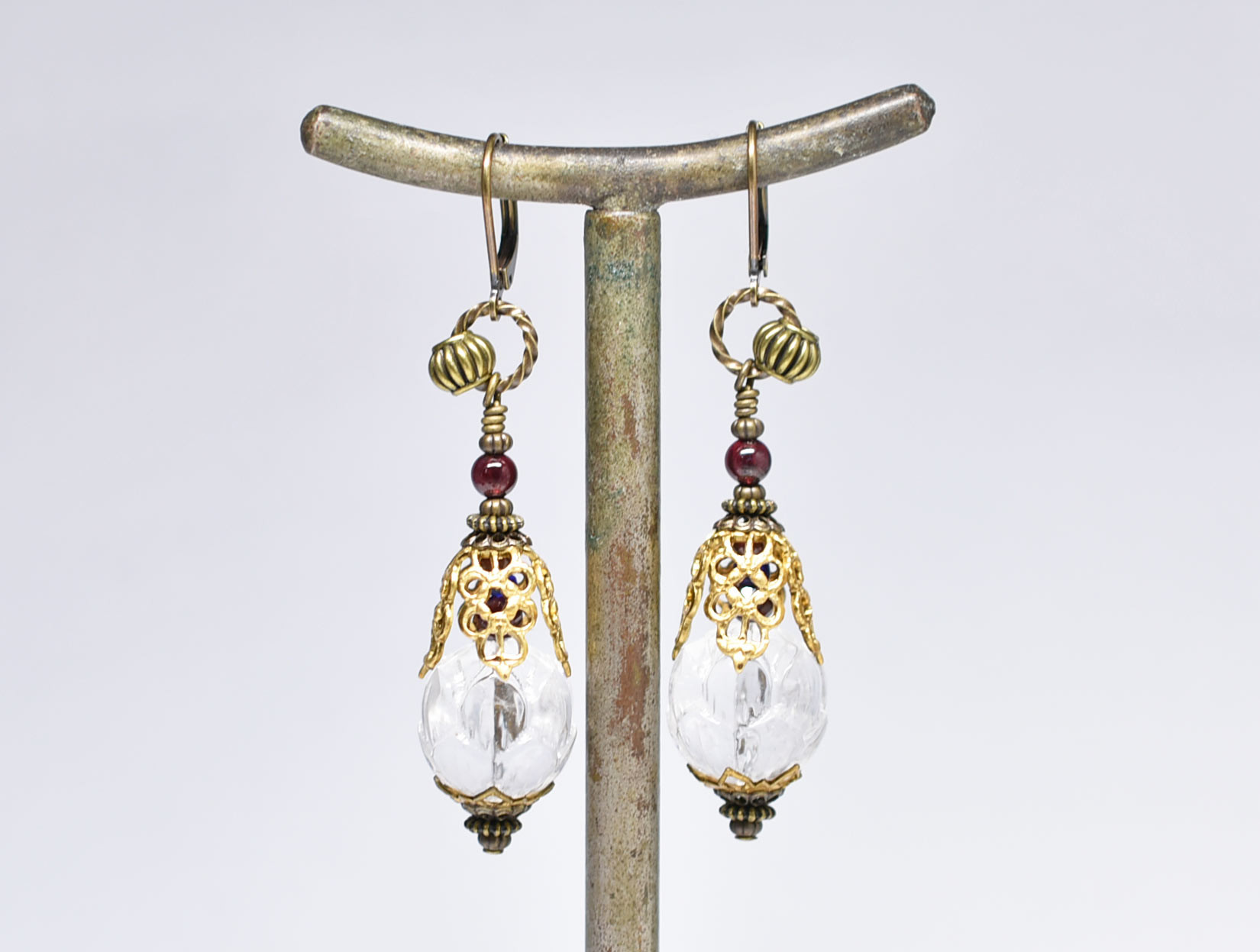 蓮華クリスタルと繊細装飾ブラスキャップ、ガーネット、隠しブルービーズのピアス