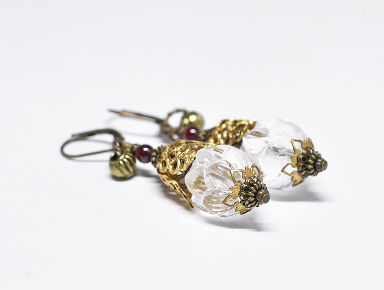 蓮華クリスタルと繊細装飾ブラスキャップ、ガーネット、隠しブルービーズのピアス