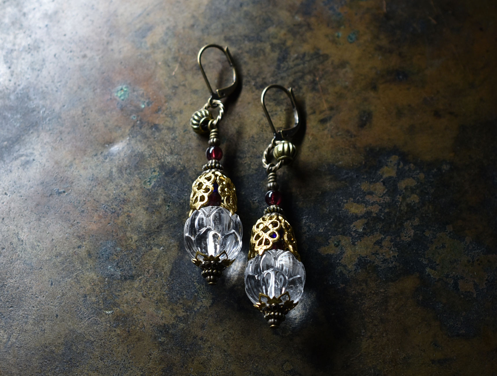 蓮華クリスタルと繊細装飾ブラスキャップ、ガーネット、隠しブルービーズのピアス