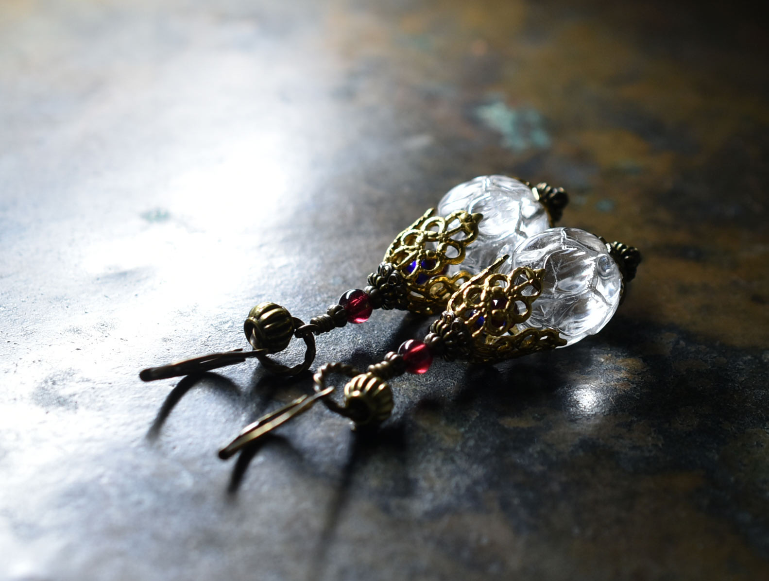 蓮華クリスタルと繊細装飾ブラスキャップ、ガーネット、隠しブルービーズのピアスピアス