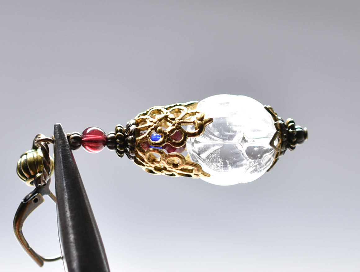 蓮華クリスタルと繊細装飾ブラスキャップ、ガーネット、隠しブルービーズのピアス