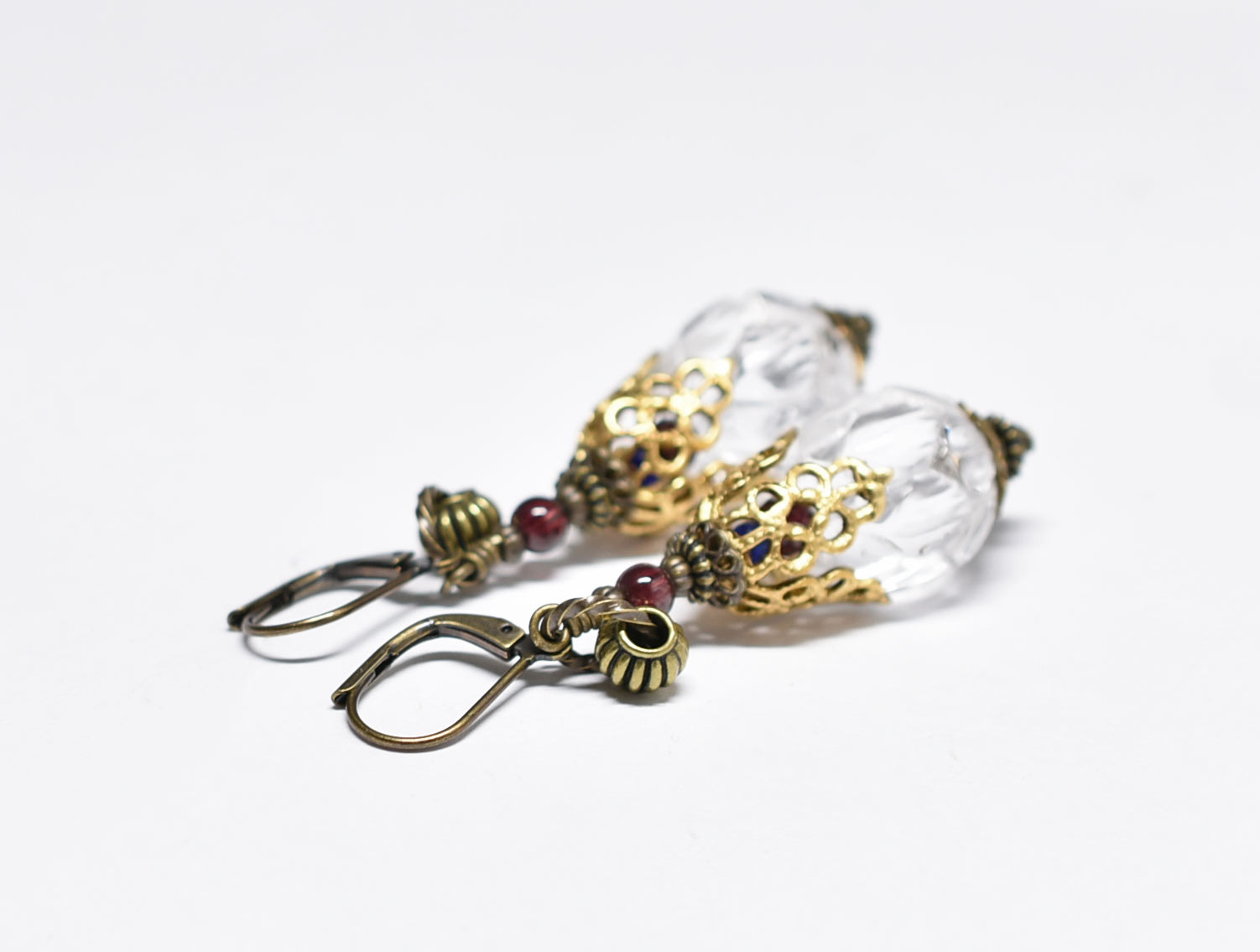 蓮華クリスタルと繊細装飾ブラスキャップ、ガーネット、隠しブルービーズのピアス