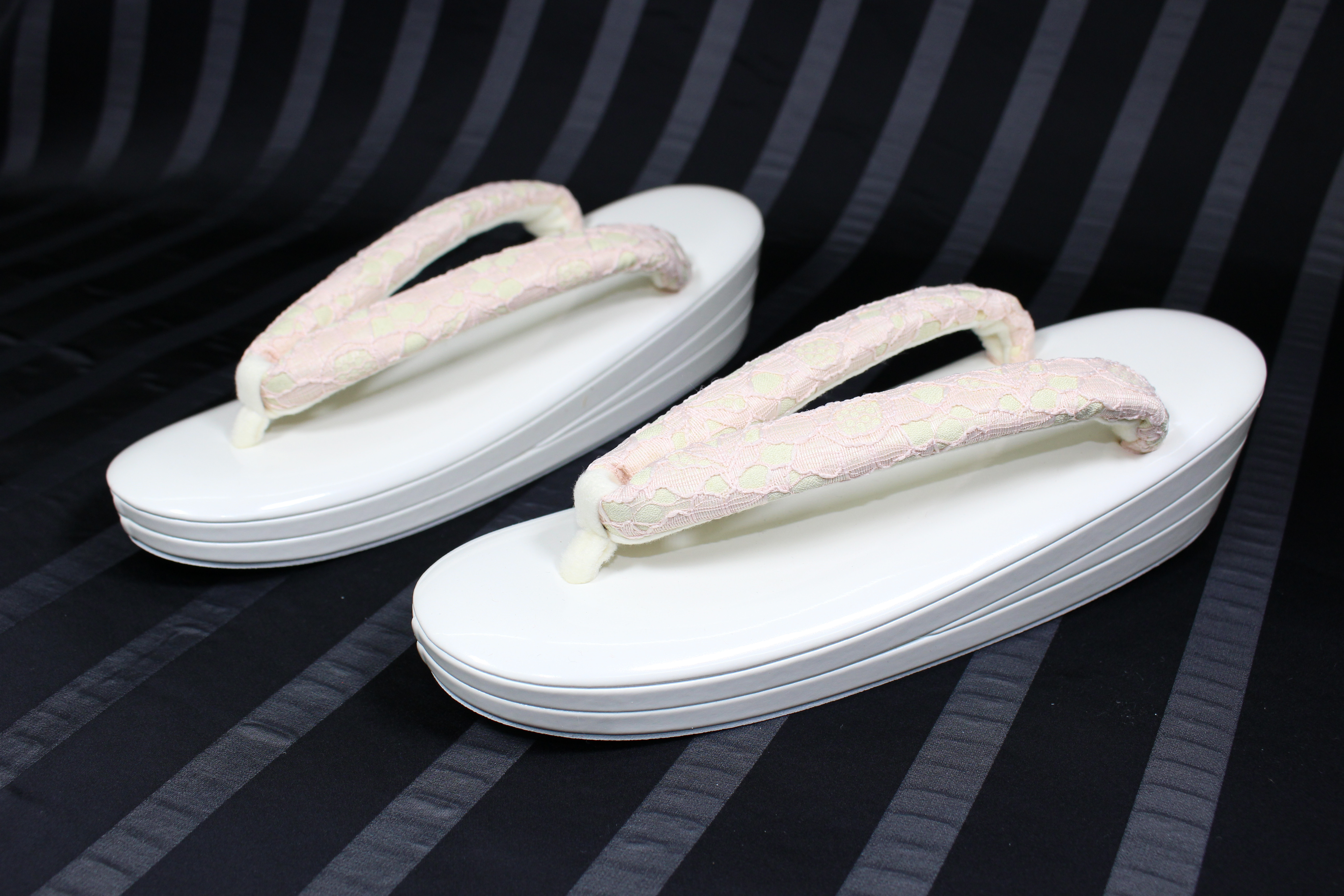 振袖用　成人式　卒業式　レース鼻緒　3枚芯合成皮革草履　24.5ｃｍ