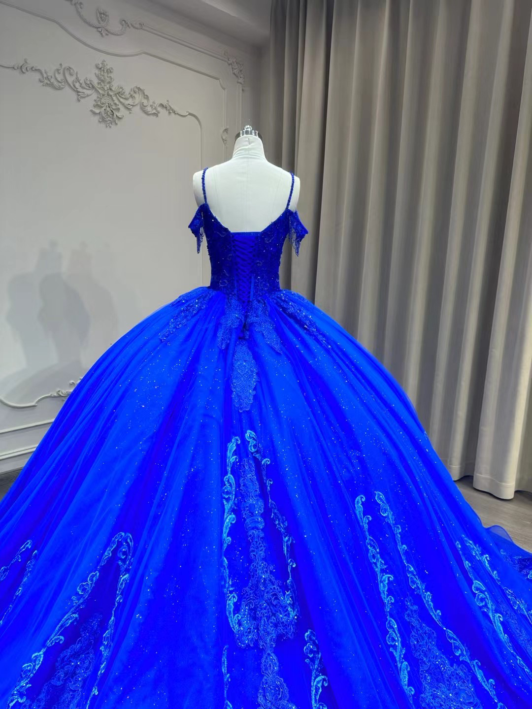 爽やかなブルー！瑠璃色　プリンセスライン　痩せて見える　美しいレース　二の腕を隠せるトレーン花嫁前撮り二次会披露宴結婚式