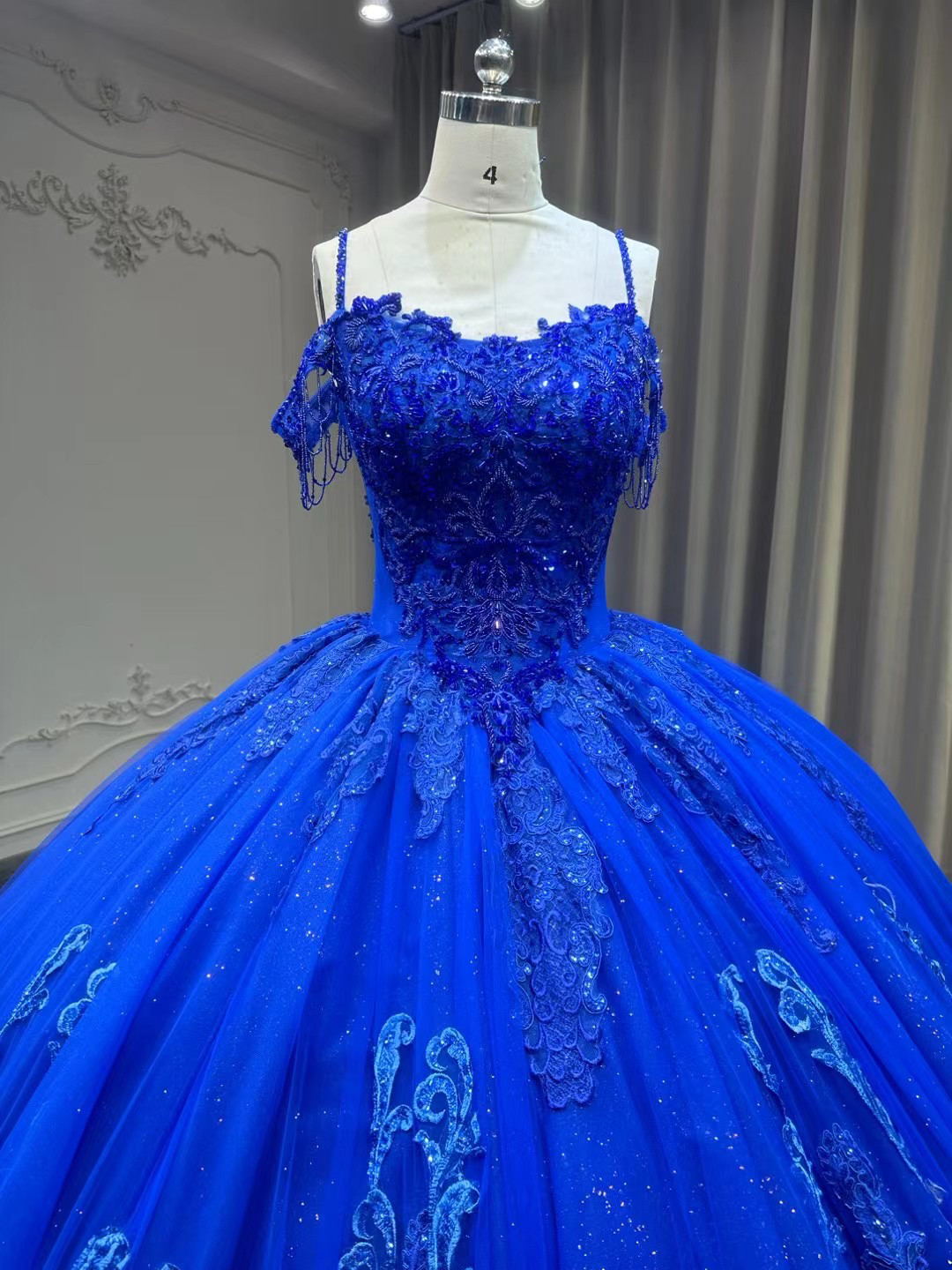 爽やかなブルー！瑠璃色　プリンセスライン　痩せて見える　美しいレース　二の腕を隠せるトレーン花嫁前撮り二次会披露宴結婚式