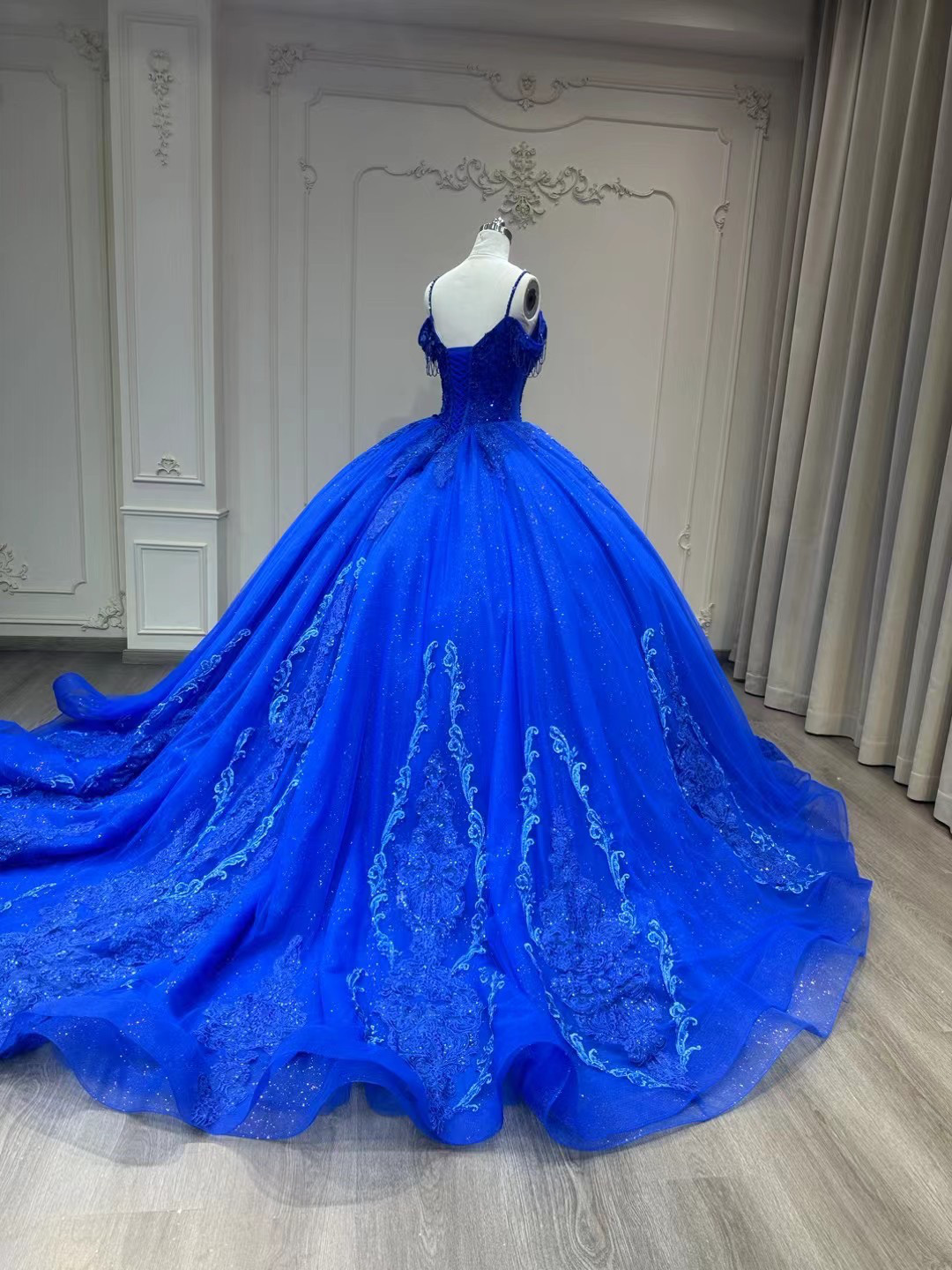 爽やかなブルー！瑠璃色　プリンセスライン　痩せて見える　美しいレース　二の腕を隠せるトレーン花嫁前撮り二次会披露宴結婚式