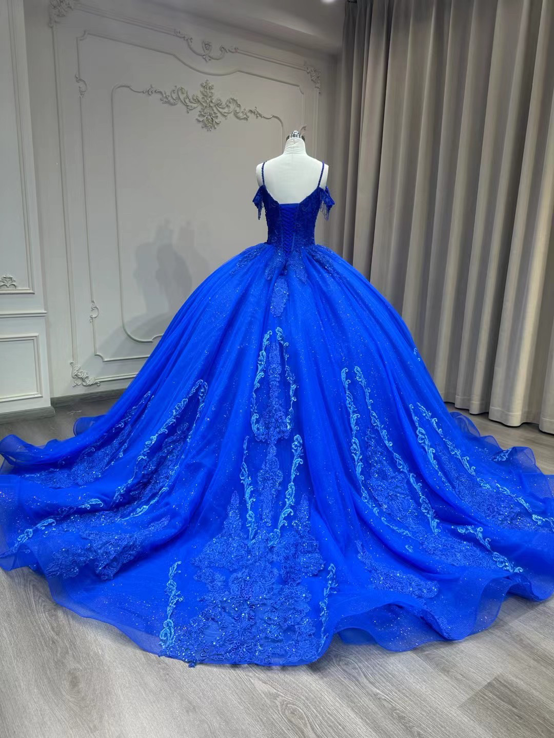 爽やかなブルー！瑠璃色　プリンセスライン　痩せて見える　美しいレース　二の腕を隠せるトレーン花嫁前撮り二次会披露宴結婚式