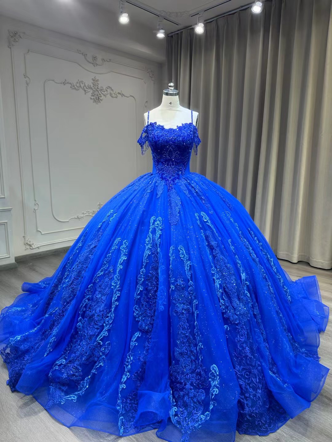 爽やかなブルー！瑠璃色　プリンセスライン　痩せて見える　美しいレース　二の腕を隠せるトレーン花嫁前撮り二次会披露宴結婚式