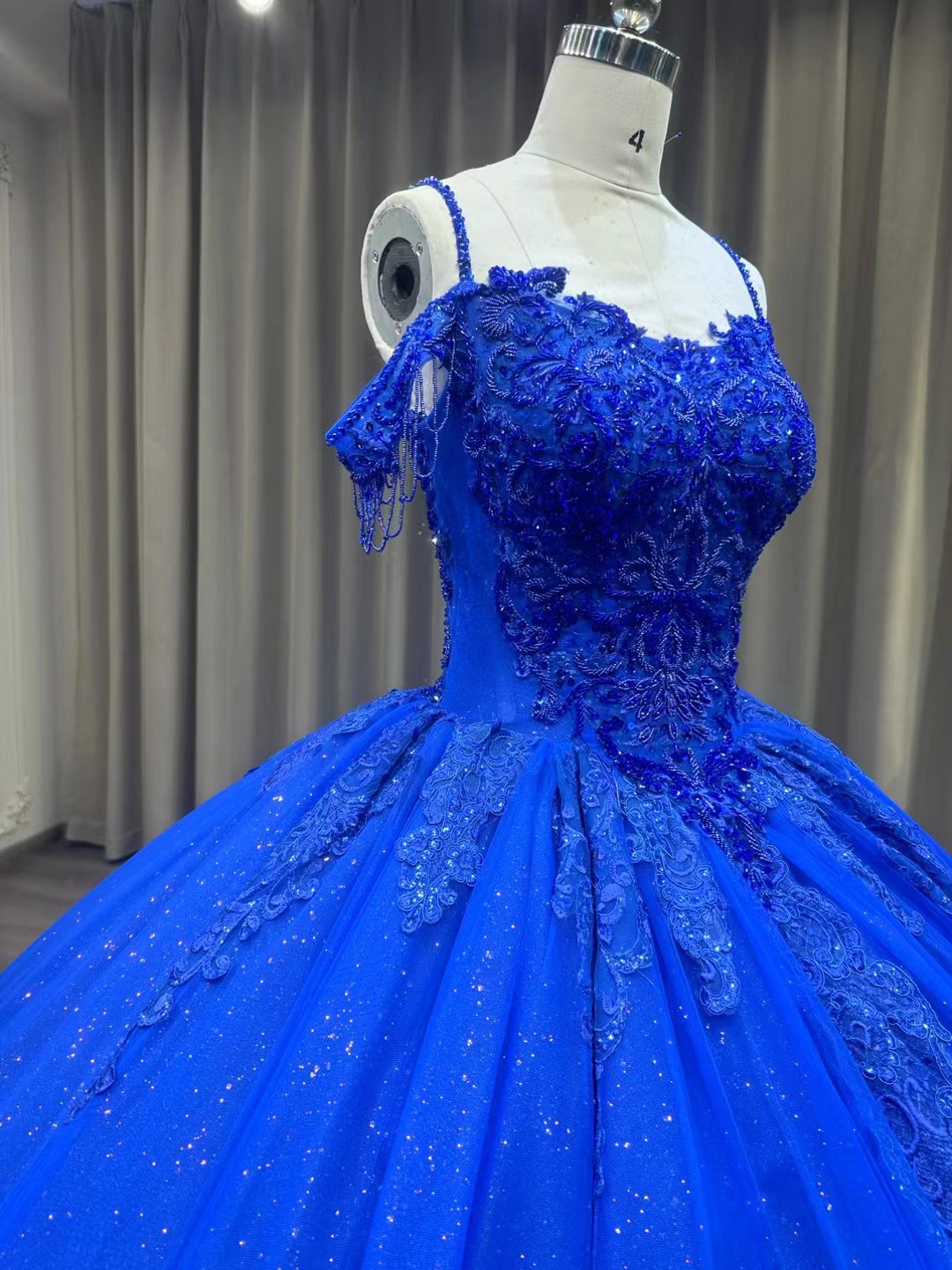 爽やかなブルー！瑠璃色　プリンセスライン　痩せて見える　美しいレース　二の腕を隠せるトレーン花嫁前撮り二次会披露宴結婚式ドレス