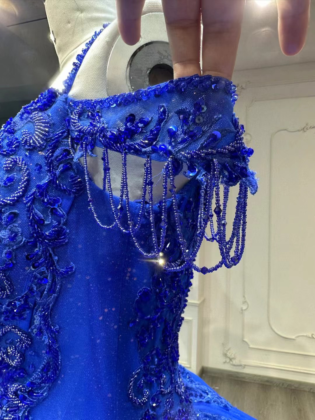 爽やかなブルー！瑠璃色　プリンセスライン　痩せて見える　美しいレース　二の腕を隠せるトレーン花嫁前撮り二次会披露宴結婚式