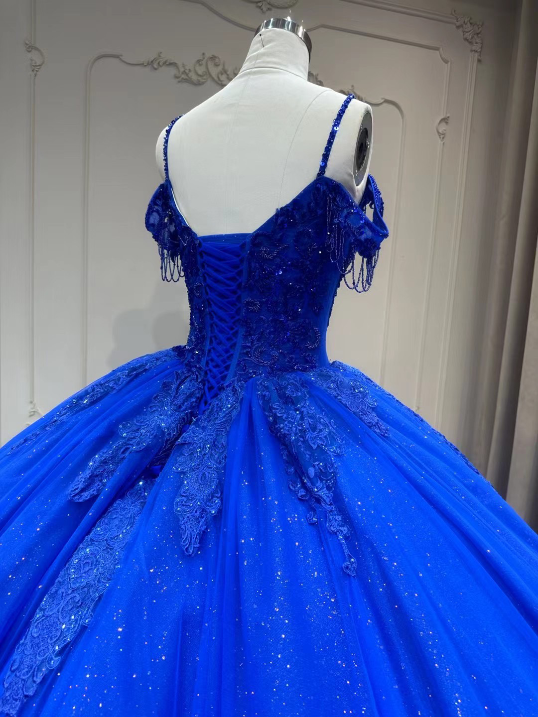 爽やかなブルー！瑠璃色　プリンセスライン　痩せて見える　美しいレース　二の腕を隠せるトレーン花嫁前撮り二次会披露宴結婚式