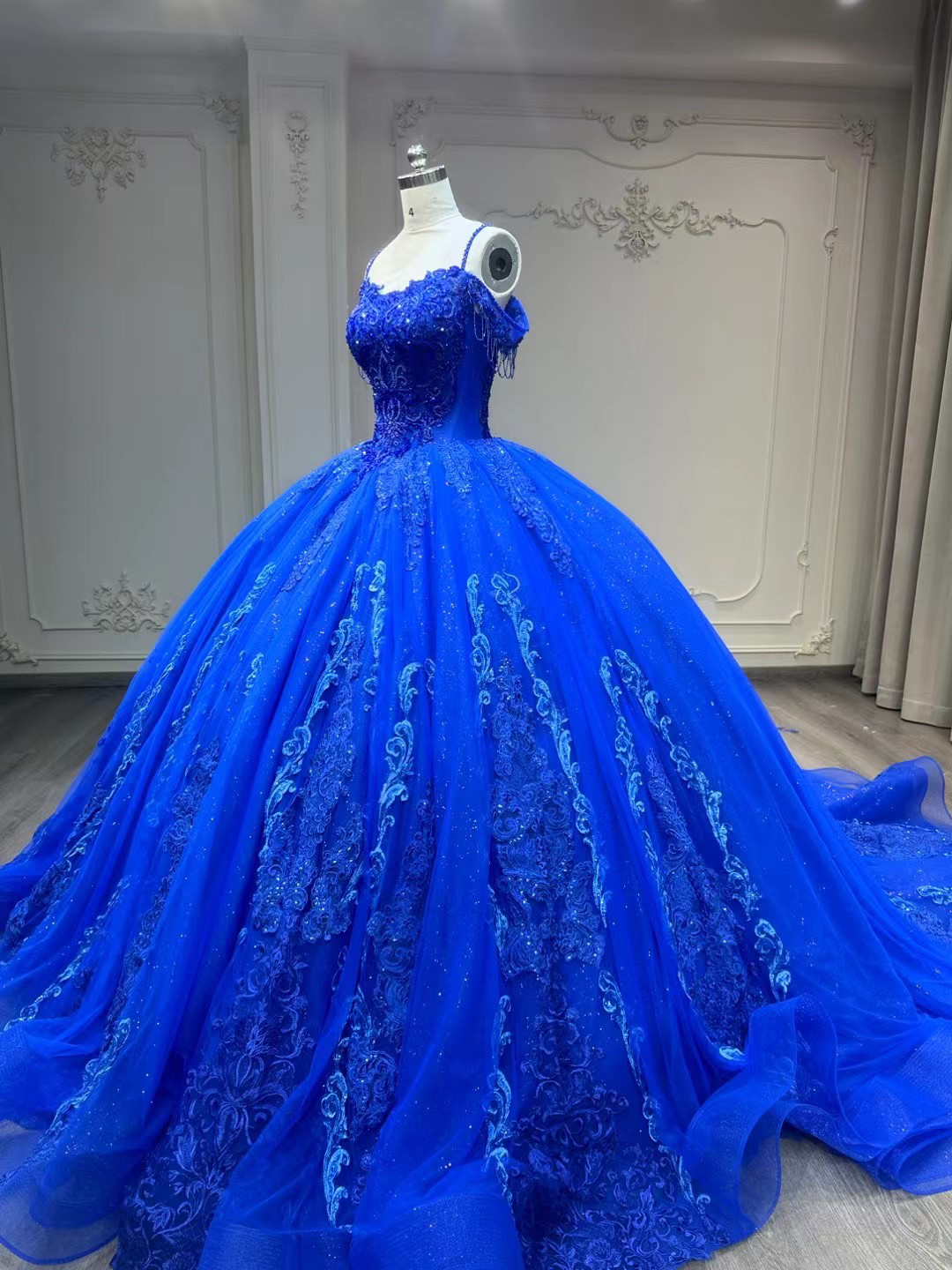 爽やかなブルー！瑠璃色　プリンセスライン　痩せて見える　美しいレース　二の腕を隠せるトレーン花嫁前撮り二次会披露宴結婚式