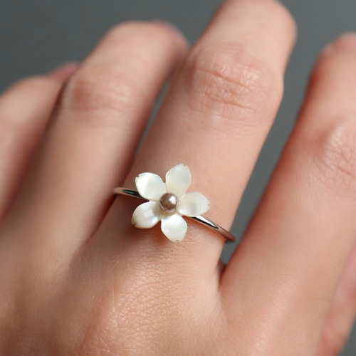 さくらのリング＊ホワイトシェル＊白蝶貝＊天然石＊桜＊サージカル