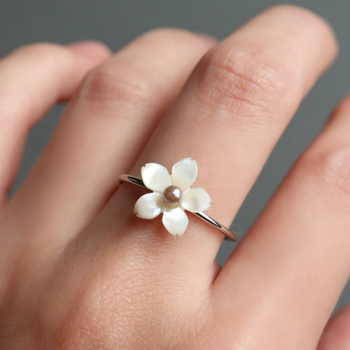 さくらのリング＊ホワイトシェル＊白蝶貝＊天然石＊桜＊サージカル