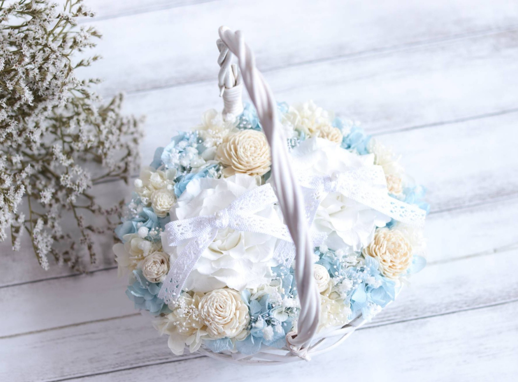 【カラーオーダーOK】“お花をいっぱい詰め込んで～ホワイト&パステルブルー～”白いバスケットのリングピロー＊Ｍサイズ