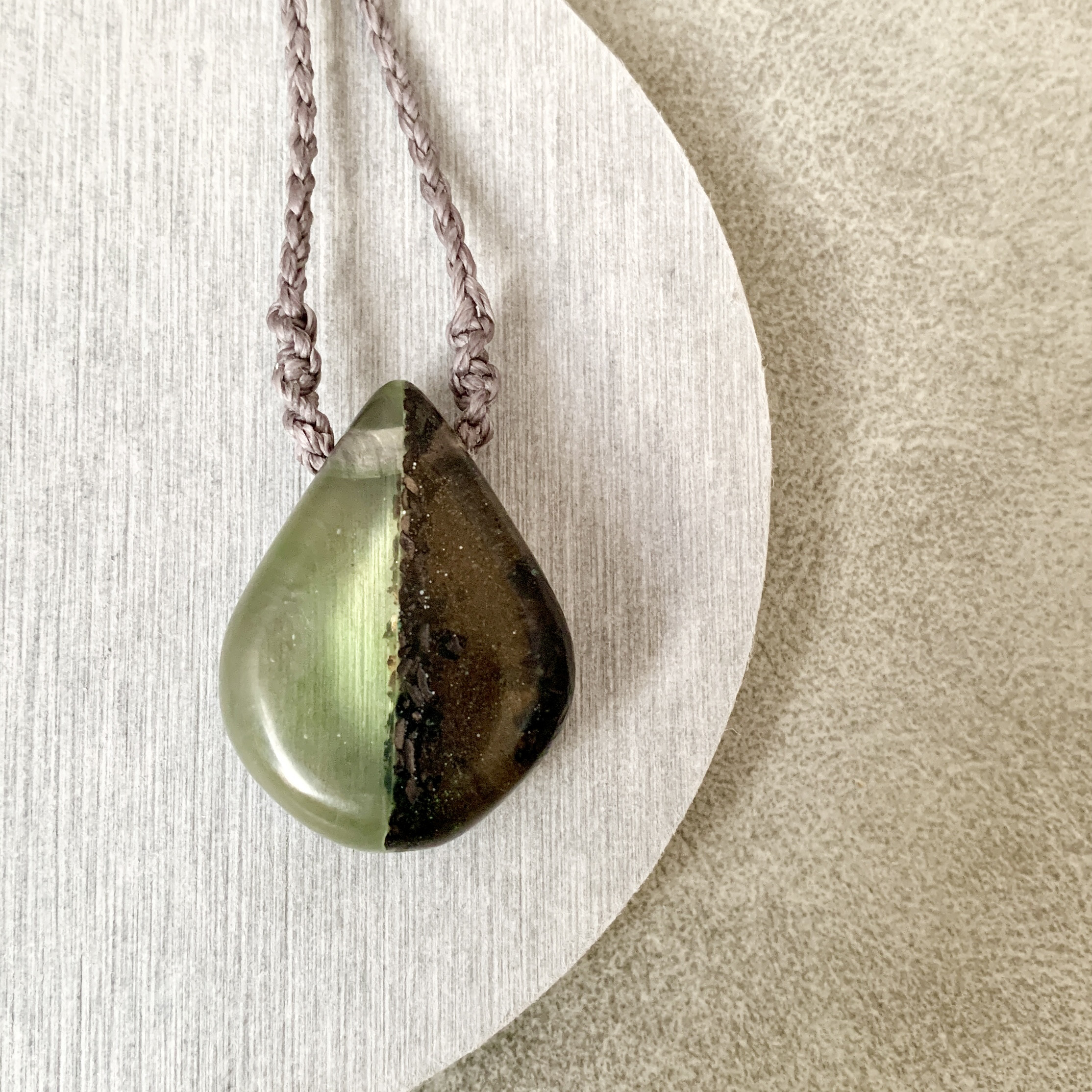黄緑な雫 コーヒーレジン マクラメネックレス