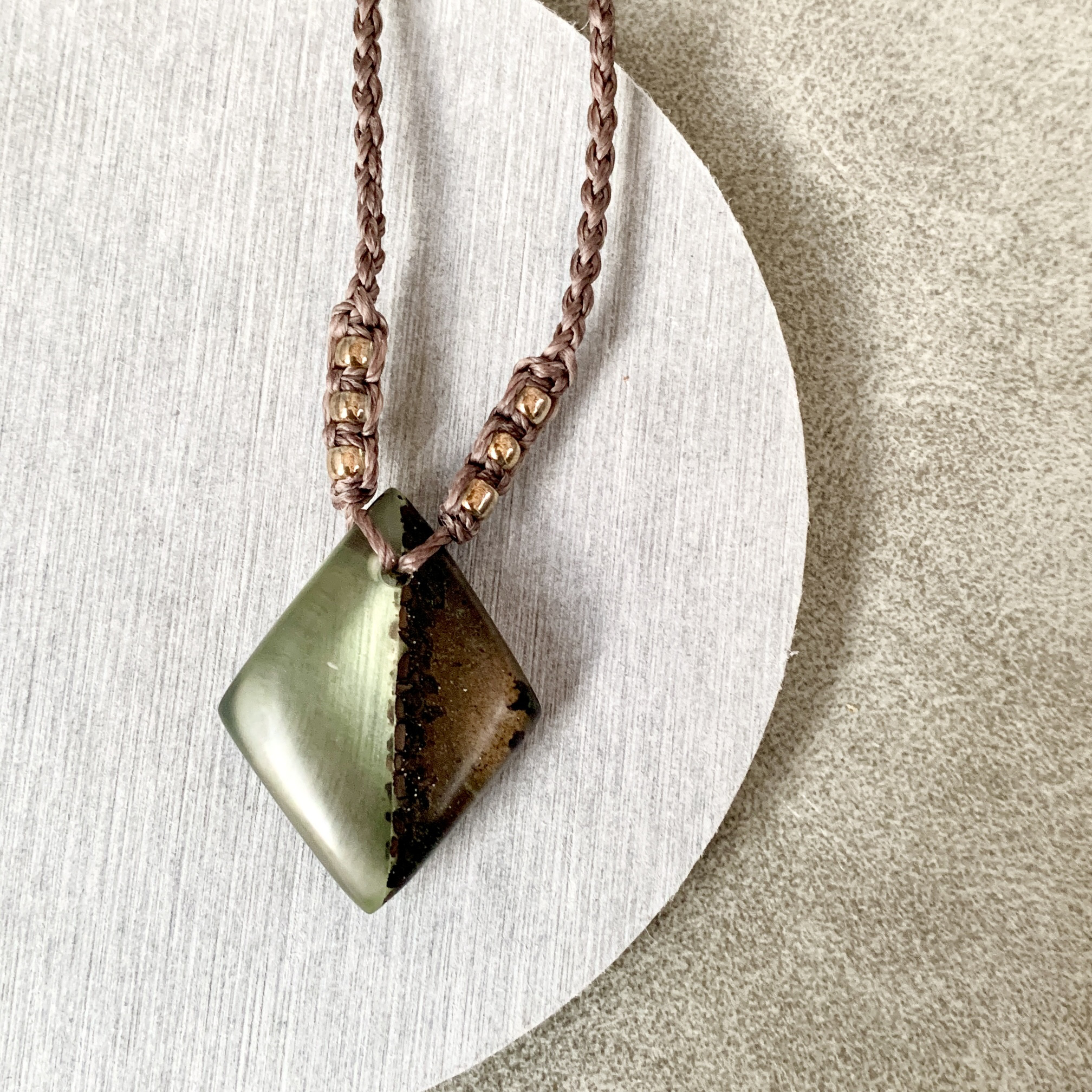 黄緑なダイヤ コーヒーレジン マクラメネックレス