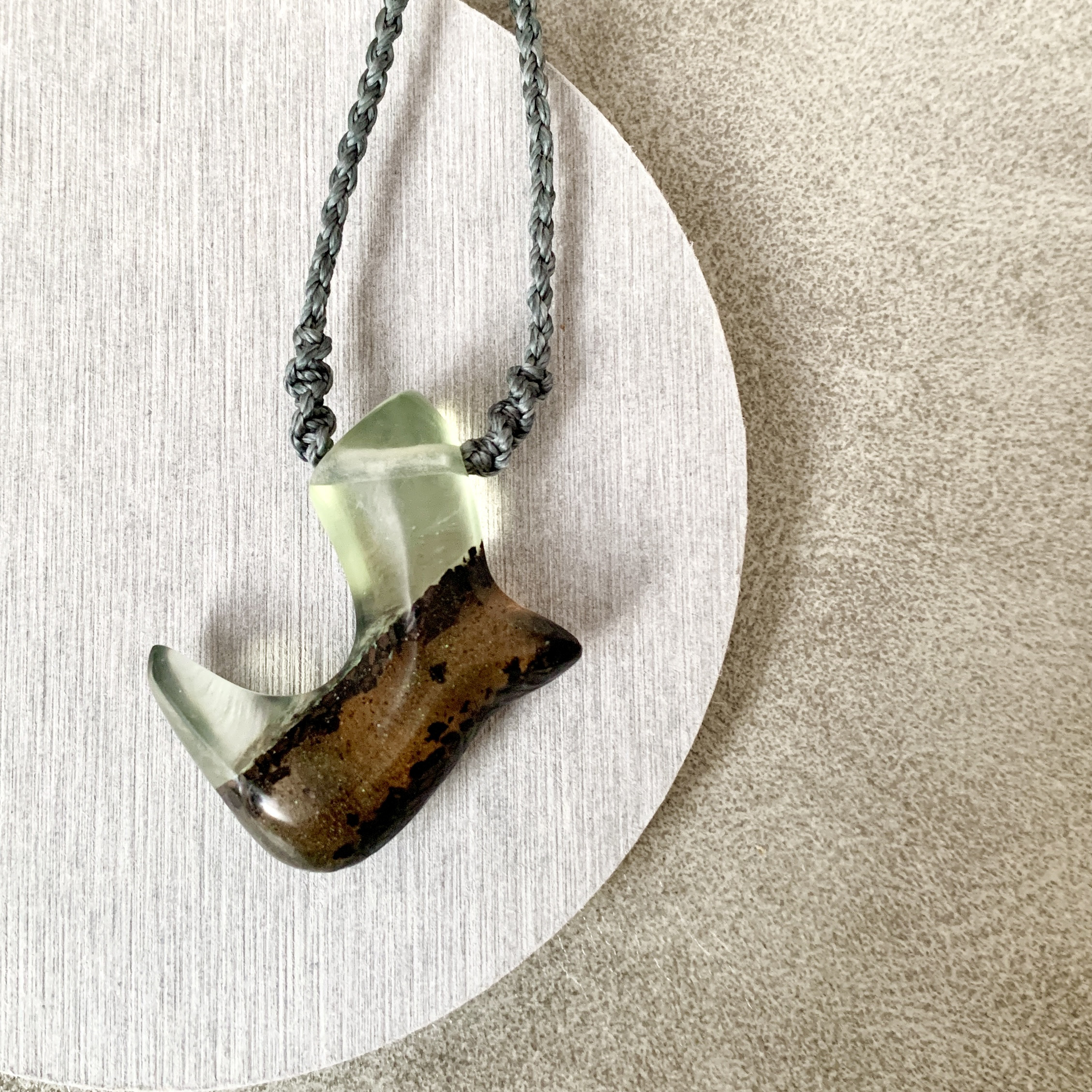 黄緑な釣り針 コーヒーレジン マクラメネックレス