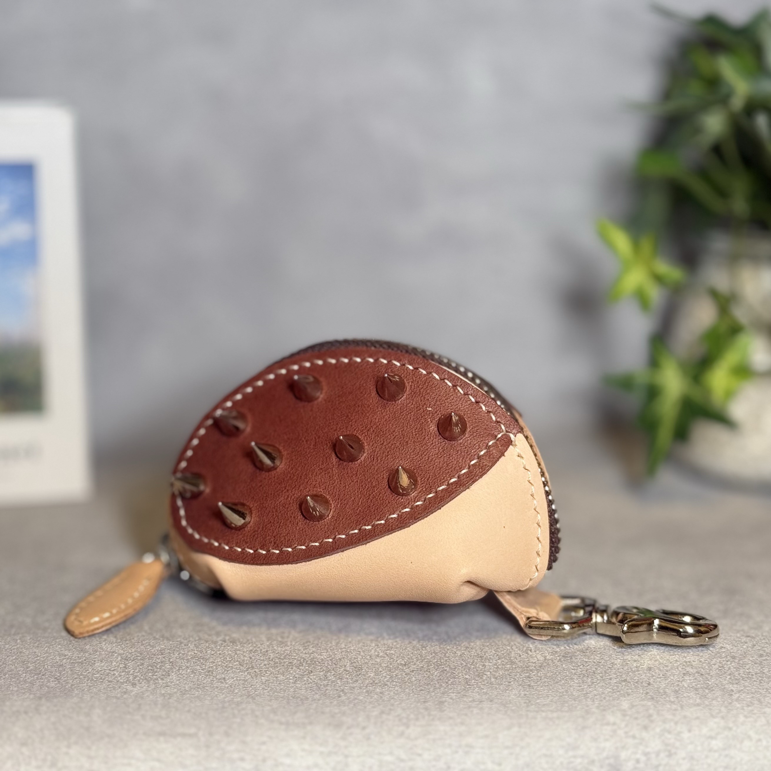 AirPodsも入る ほぼ実物大！スタッズ付きハリネズミ型マルチケース