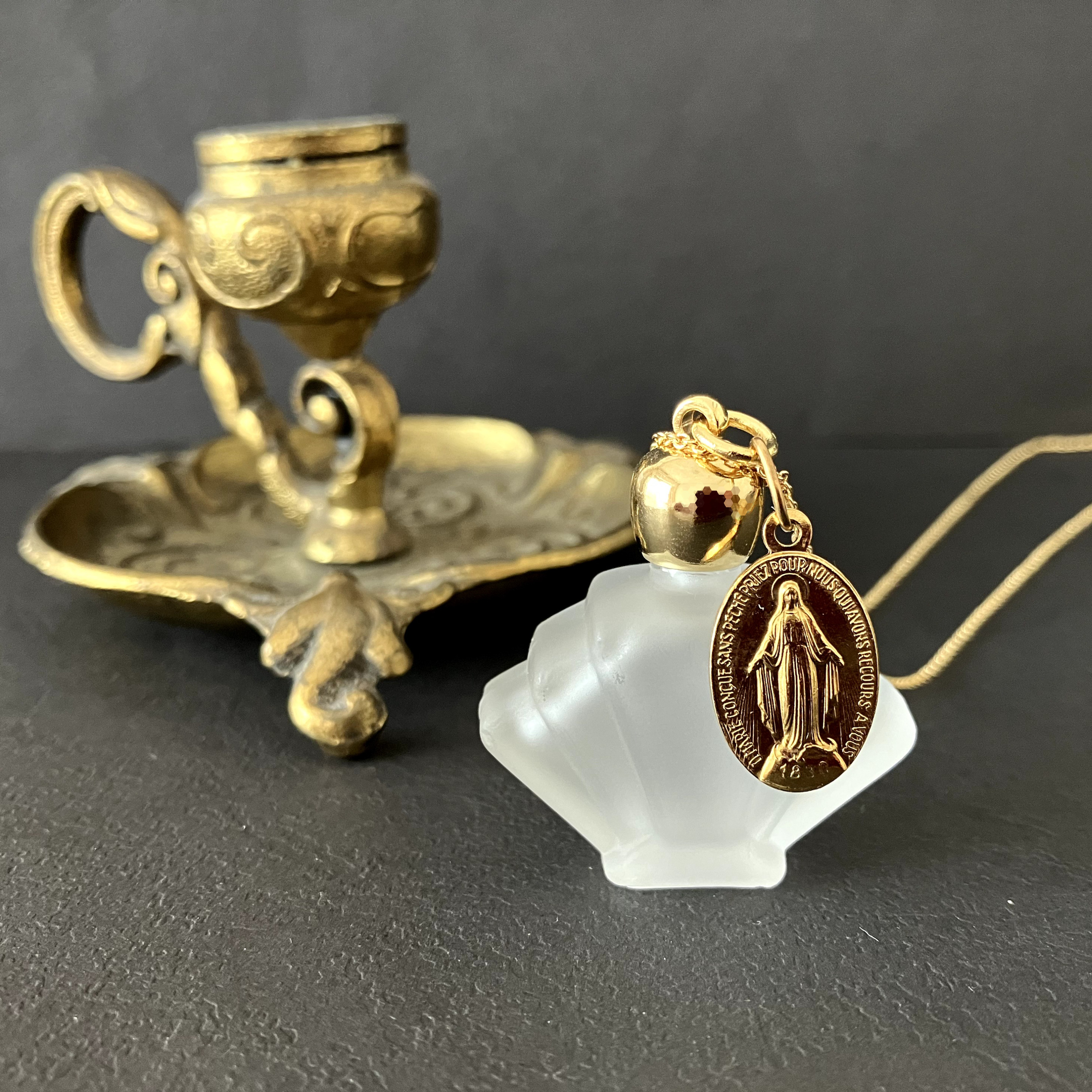 [フランス奇跡のメダイ] 香水瓶のロングネックレス - white