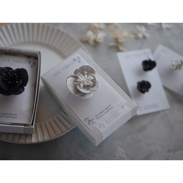 linen chouchobana刺繍ブローチ(オフ)【受注制作】 14枚目の画像