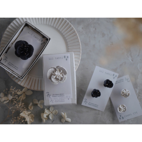 linen chouchobana刺繍ブローチ(オフ)【受注制作】 13枚目の画像