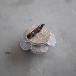 linen chouchobana刺繍ブローチ(オフ)【受注制作】 6枚目の画像