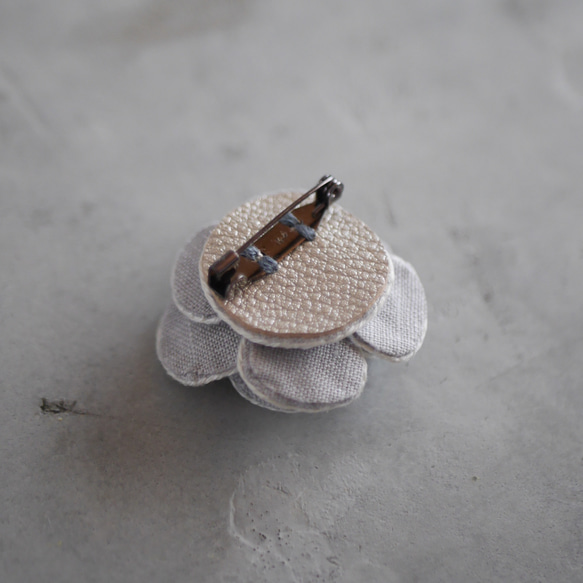 linen chouchobana刺繍ブローチ(オフ)【受注制作】 6枚目の画像