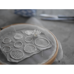 linen chouchobana刺繍ブローチ(オフ)【受注制作】 12枚目の画像