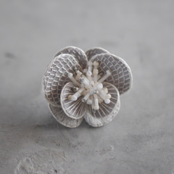 linen chouchobana刺繍ブローチ(オフ)【受注制作】 5枚目の画像