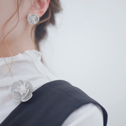 linen chouchobana刺繍ブローチ(オフ)【受注制作】 4枚目の画像