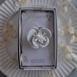 linen chouchobana刺繍ブローチ(オフ)【受注制作】 8枚目の画像