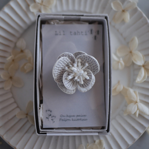 linen chouchobana刺繍ブローチ(オフ)【受注制作】 8枚目の画像