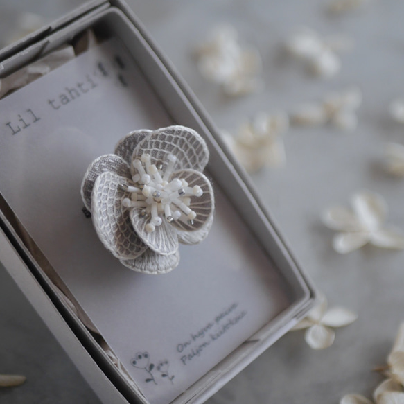 linen chouchobana刺繍ブローチ(オフ)【受注制作】 3枚目の画像