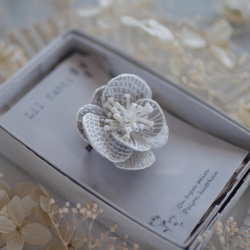 linen chouchobana刺繍ブローチ(オフ)【受注制作】 2枚目の画像