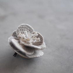 linen chouchobana刺繍ブローチ(オフ)【受注制作】 7枚目の画像
