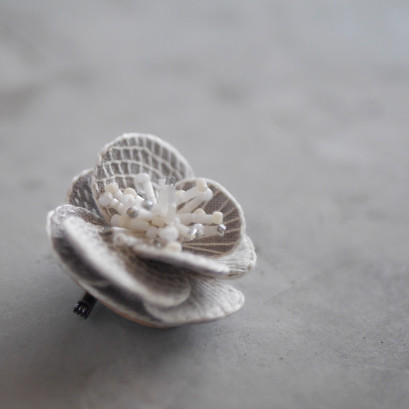 linen chouchobana刺繍ブローチ(オフ)【受注制作】 7枚目の画像