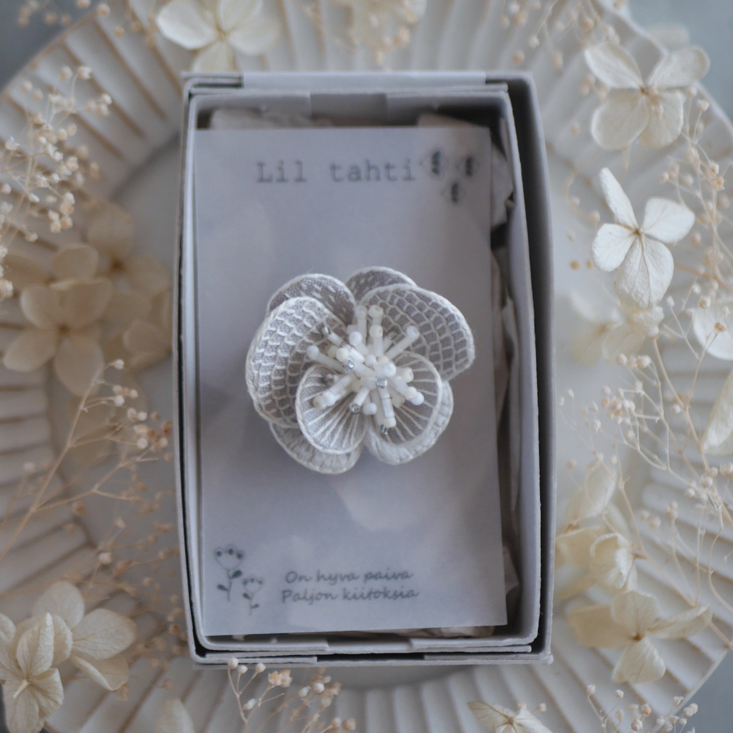 linen chouchobana刺繍ブローチ(オフ)【受注制作】