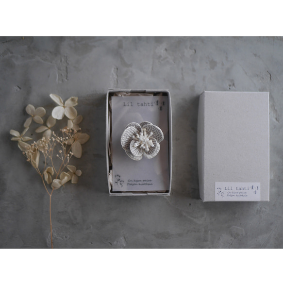 linen chouchobana刺繍ブローチ(オフ)【受注制作】 10枚目の画像