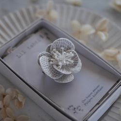 linen chouchobana刺繍ブローチ(オフ)【受注制作】 9枚目の画像