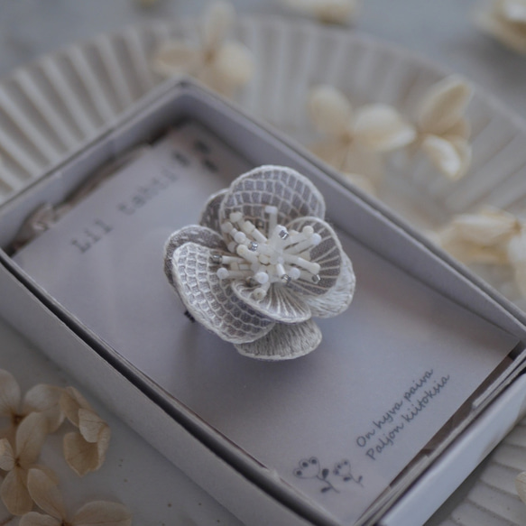 linen chouchobana刺繍ブローチ(オフ)【受注制作】 9枚目の画像