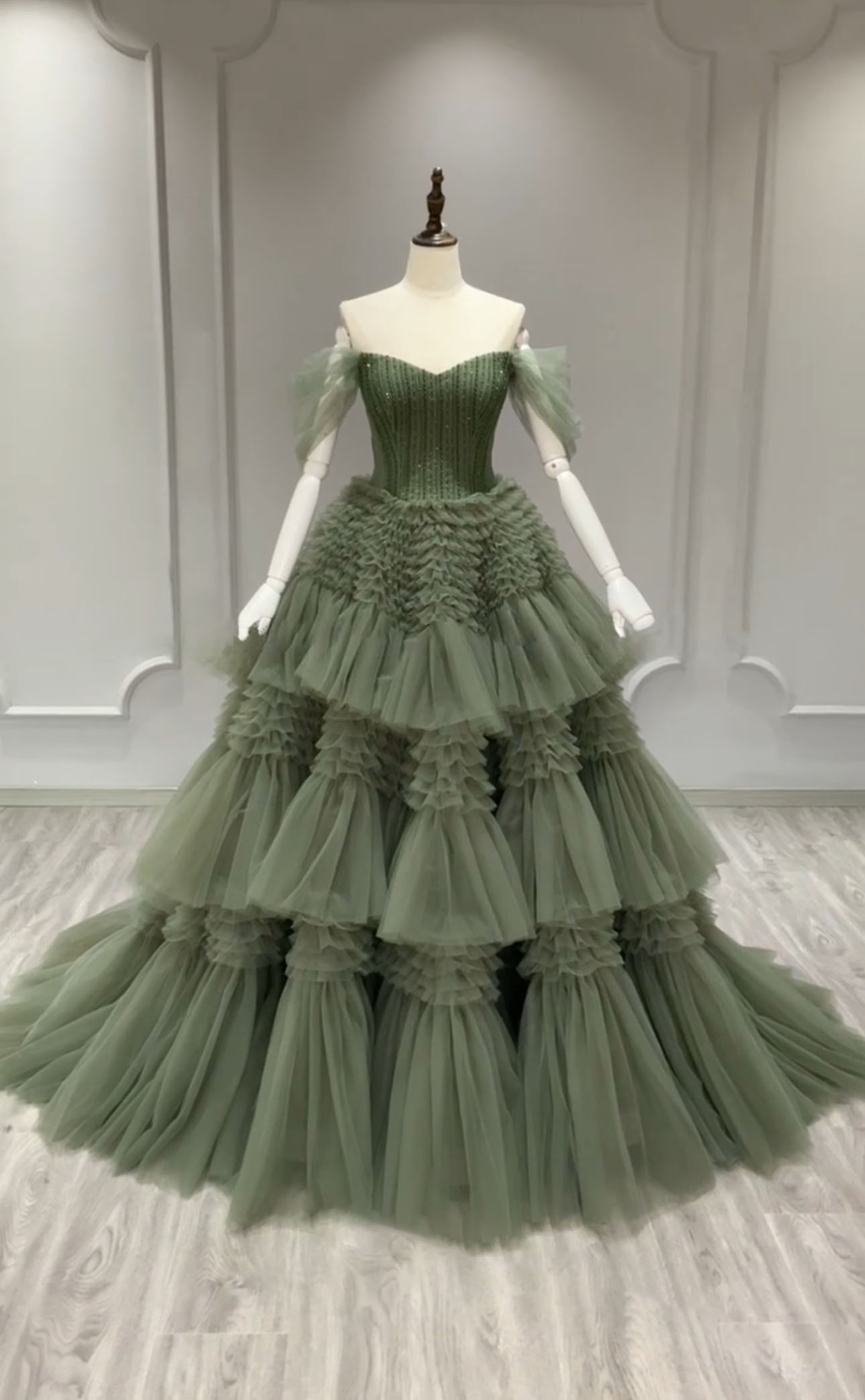 抜群のおしゃれ見え　二の腕カバー　オリーブグリーン　キラキラ　ハートネック　Aライン　細見えシルエット　パーディー卒業式