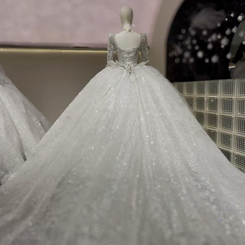 王道派 豪華なウェディングドレス ビジュー付き キラキラ フレア 