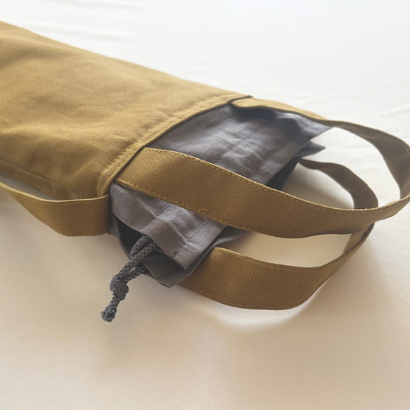 譜面台ケース（カーキ）〜持ち手付、肩紐付の譜面台バッグ〜　厚めキルト芯入りなので譜面台を守ってくれる♡ 4枚目の画像