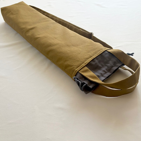 譜面台ケース（カーキ）〜持ち手付、肩紐付の譜面台バッグ〜　厚めキルト芯入りなので譜面台を守ってくれる♡ 2枚目の画像
