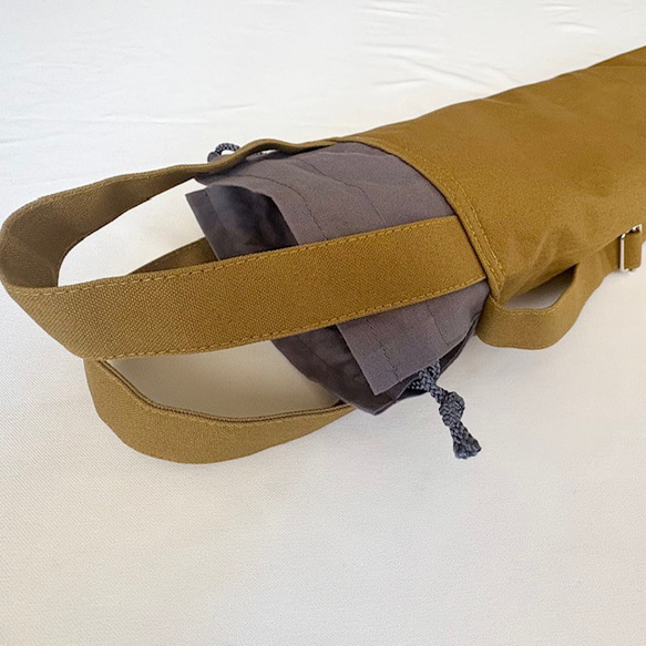 譜面台ケース（カーキ）〜持ち手付、肩紐付の譜面台バッグ〜　厚めキルト芯入りなので譜面台を守ってくれる♡ 3枚目の画像