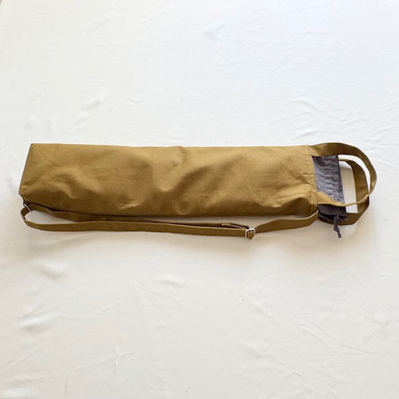 譜面台ケース（カーキ）〜持ち手付、肩紐付の譜面台バッグ〜　厚めキルト芯入りなので譜面台を守ってくれる♡ 1枚目の画像