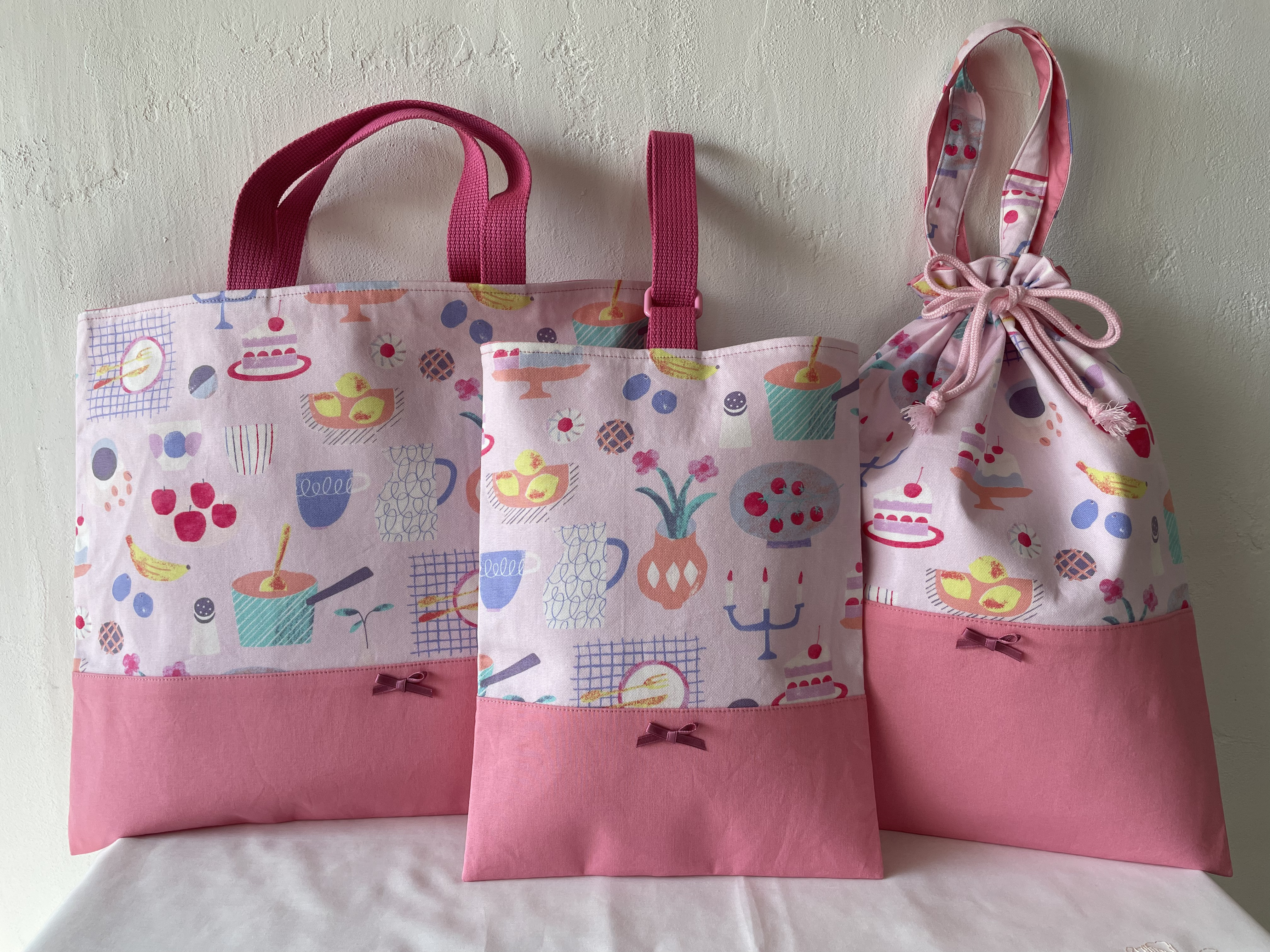 入園入学3点セット　レッスンバッグ、おきがえ入れ、うわぐついれ　くだものとキッチン柄ピンク