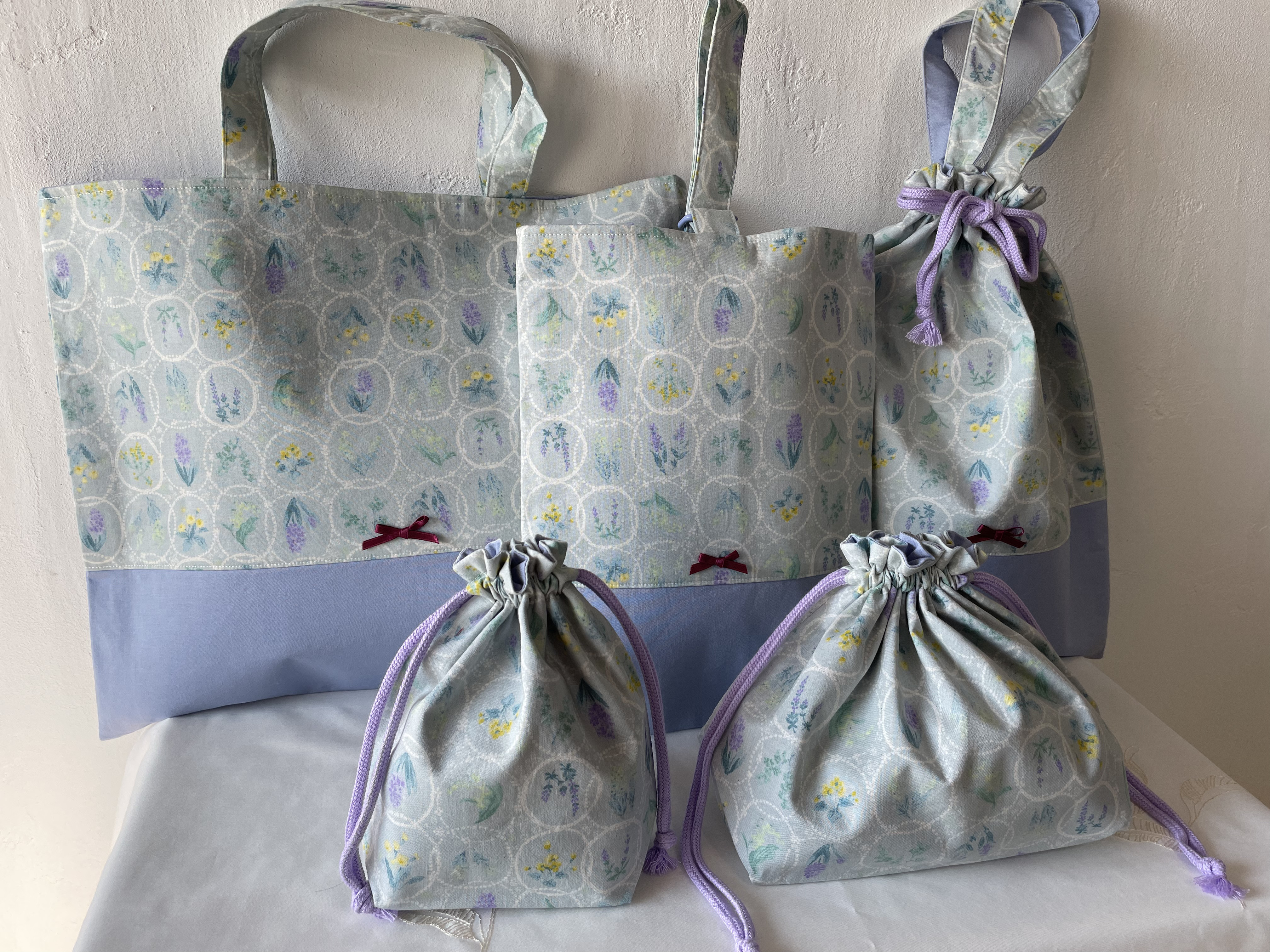 入園入学5点セット　青むらさき小花柄　レッスンバッグ、うわぐつ入れ、お着替え袋、お弁当袋、コップ袋